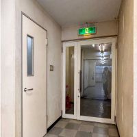 台東区鳥越の賃貸物件/3、4階：フロア出入り口。左横の個室内にミニキッチンがあります