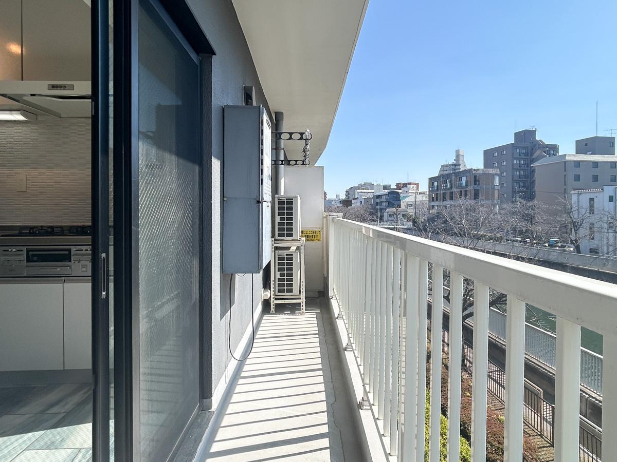 江東区平野の賃貸物件/ベランダは日差しがたっぷりと注ぎ込んできます