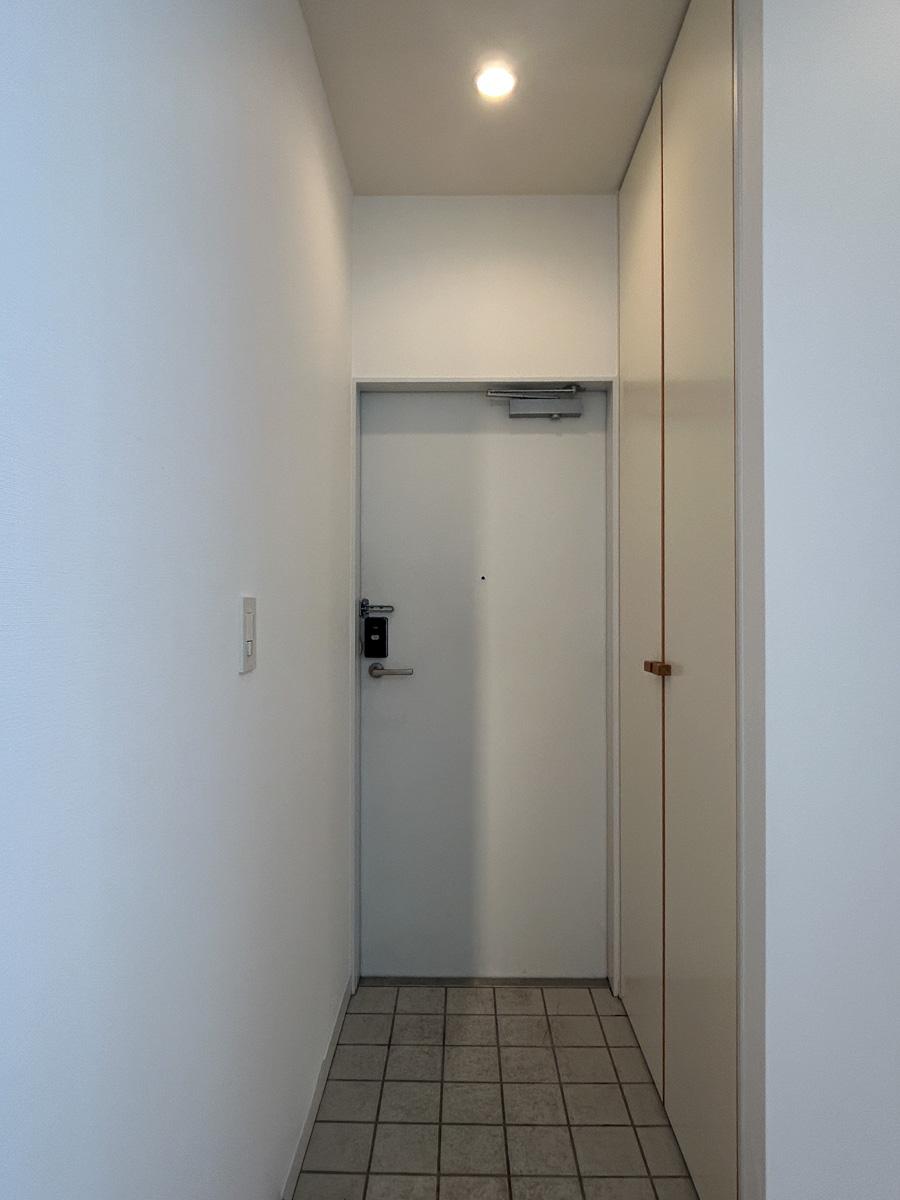 江東区平野の賃貸物件/玄関。ゆとりのあるシューズボックスが側面についています