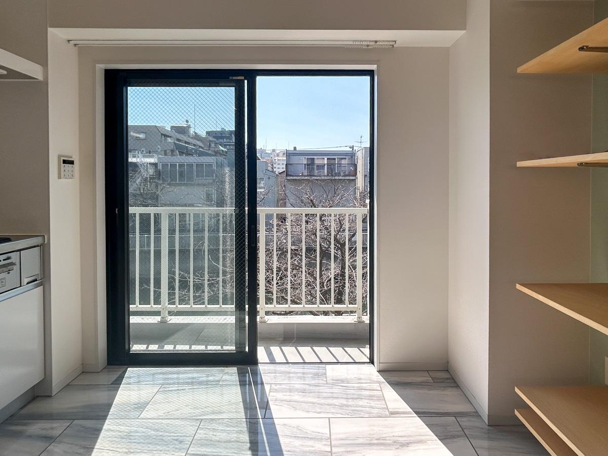 江東区平野の賃貸物件/窓辺からも桜が見え、光もたっぷり室内に注ぎ込んでくれます