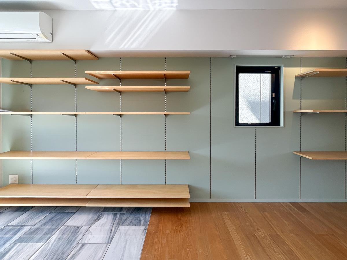 江東区平野の賃貸物件/壁一面に可動棚がついています