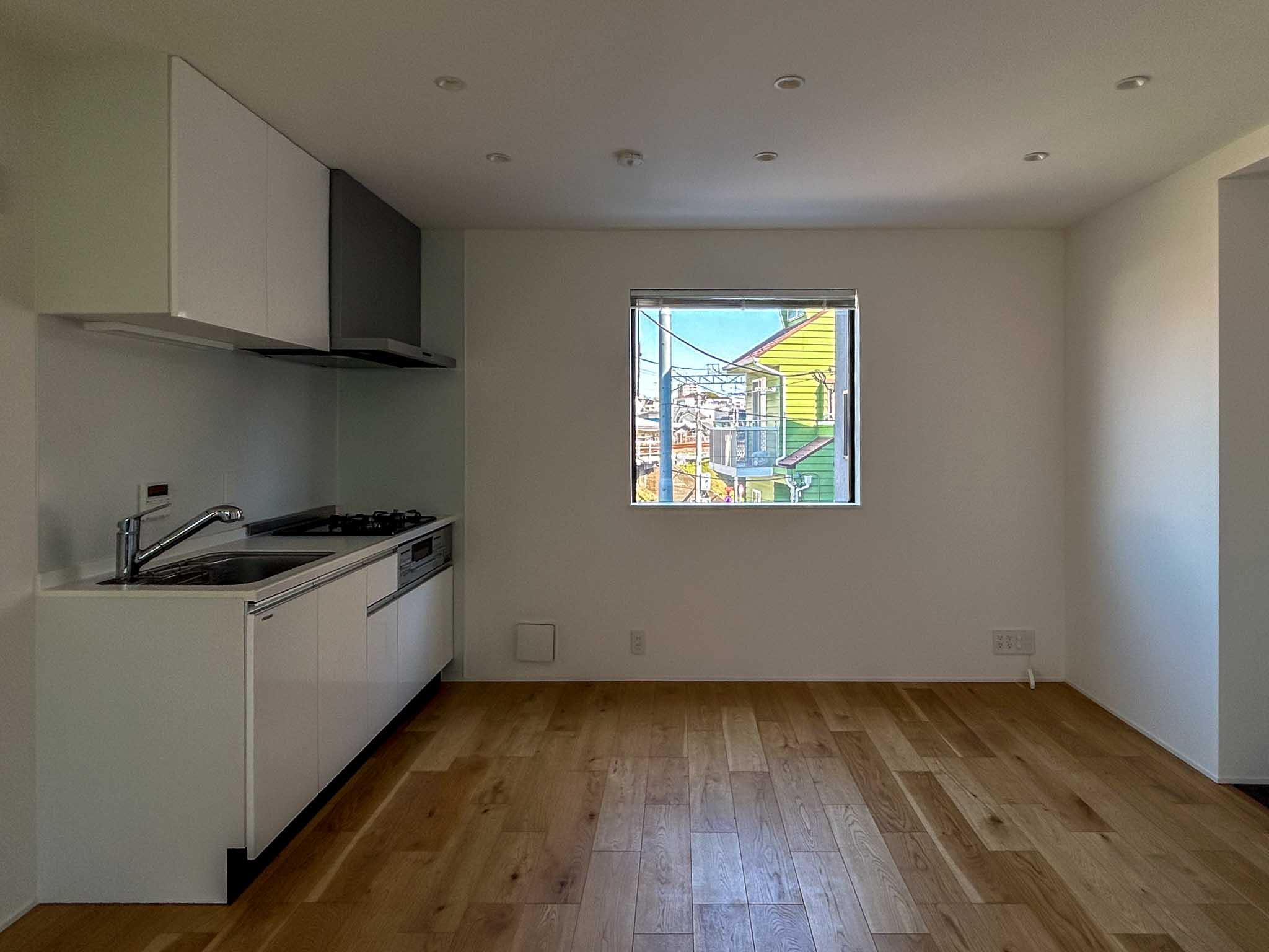 世田谷区奥沢の賃貸物件/内装はくせのないシンプルな出で立ち。表面にオーク材をあしらった複合フローリングのおかげで、足元が心地いい