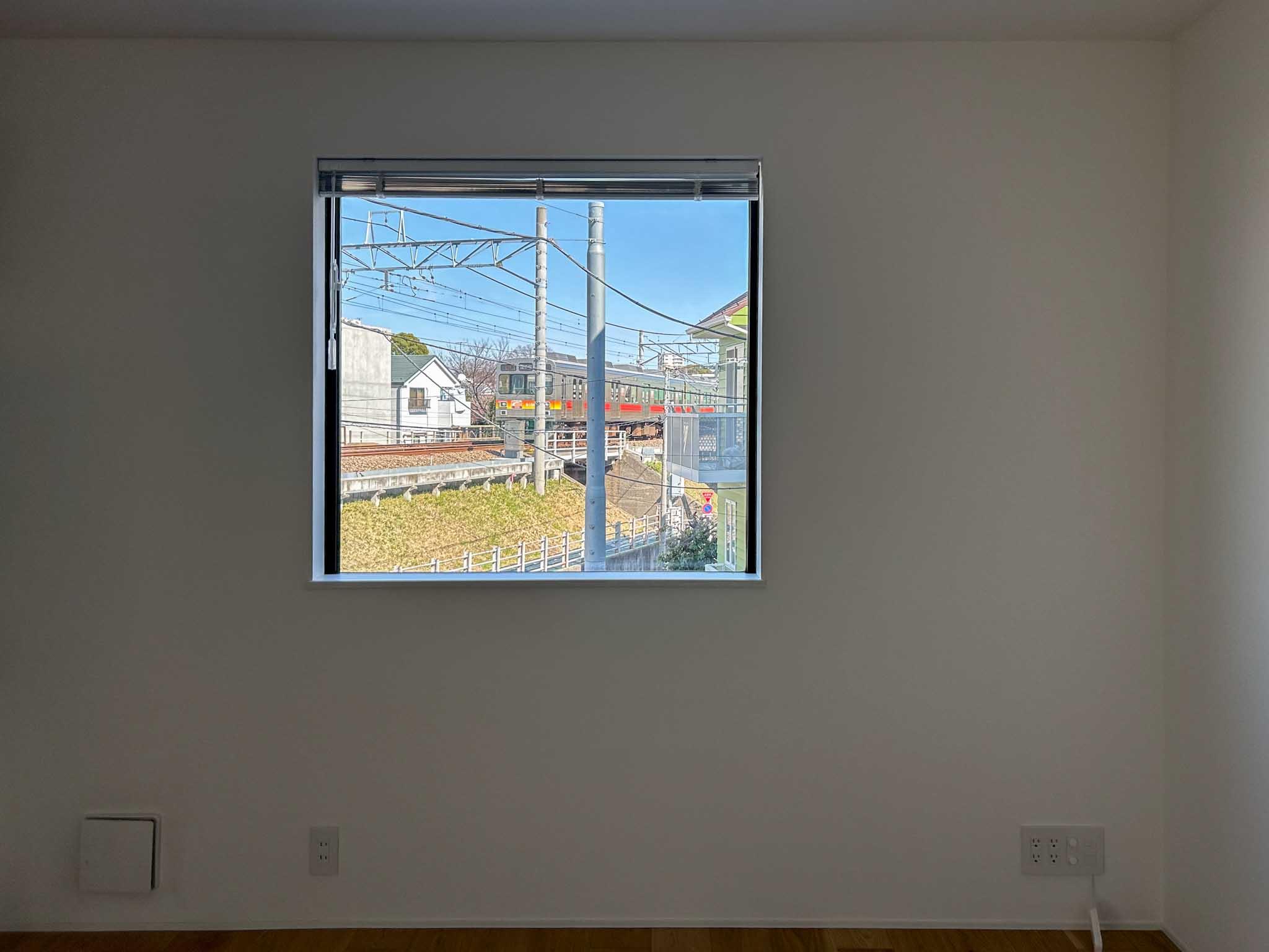 世田谷区奥沢の賃貸物件/景色をきりとる大きめの窓。オレンジ色の電車が目の前を通ります