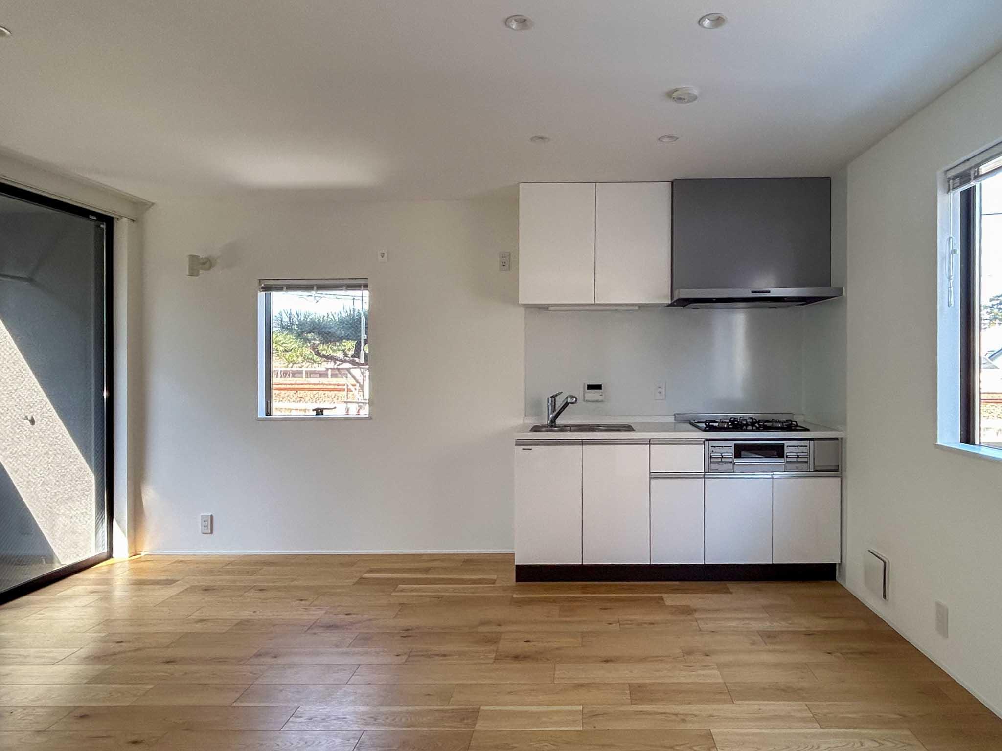 世田谷区奥沢の賃貸物件/三面にひらいた窓から入る光。北側のちいさな窓からは、シンボルツリーの松がみえる