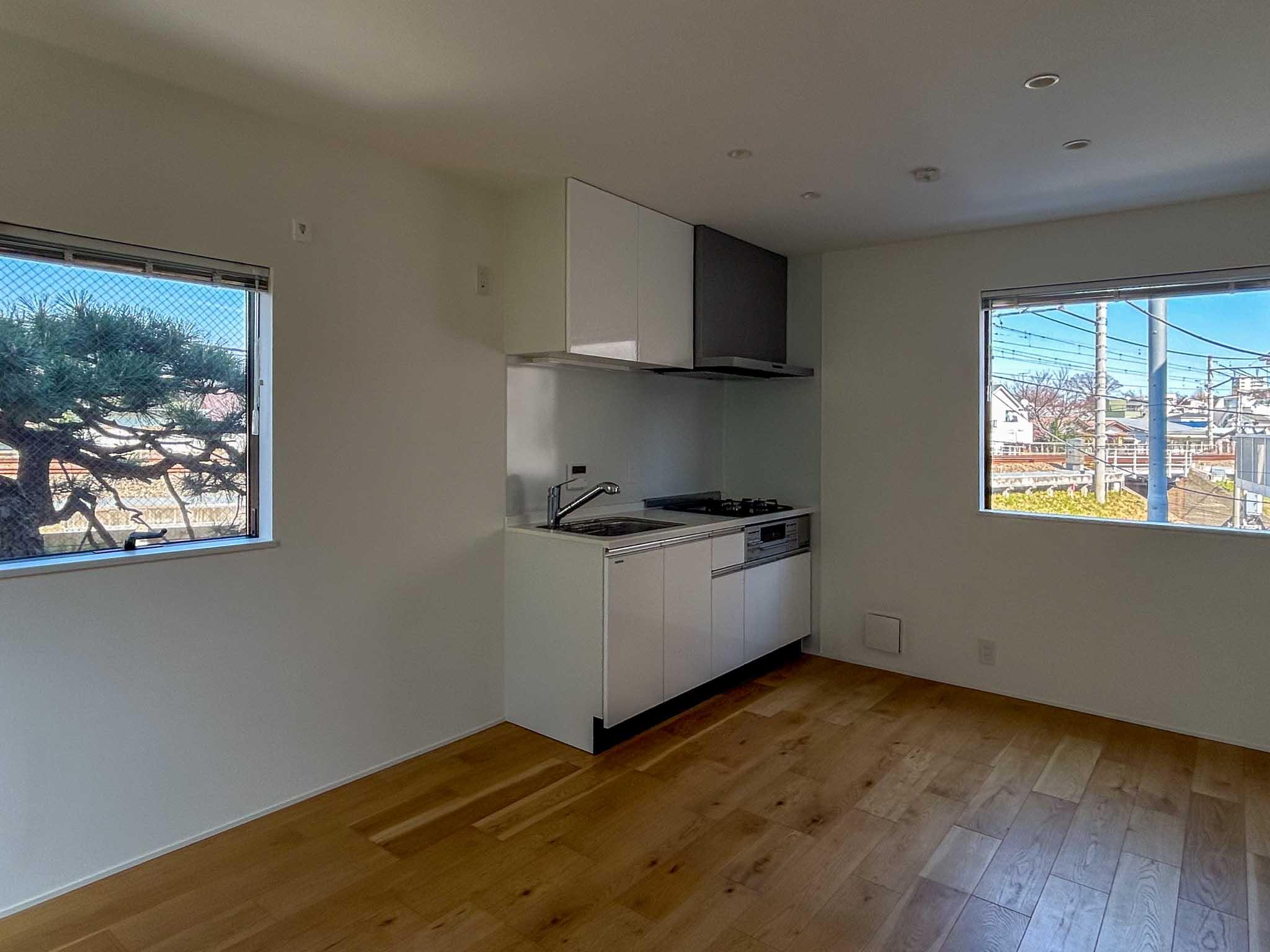 世田谷区奥沢の賃貸物件/絵画のようなふたつの窓の間にキッチン