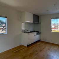 世田谷区奥沢の賃貸物件/絵画のようなふたつの窓の間にキッチン