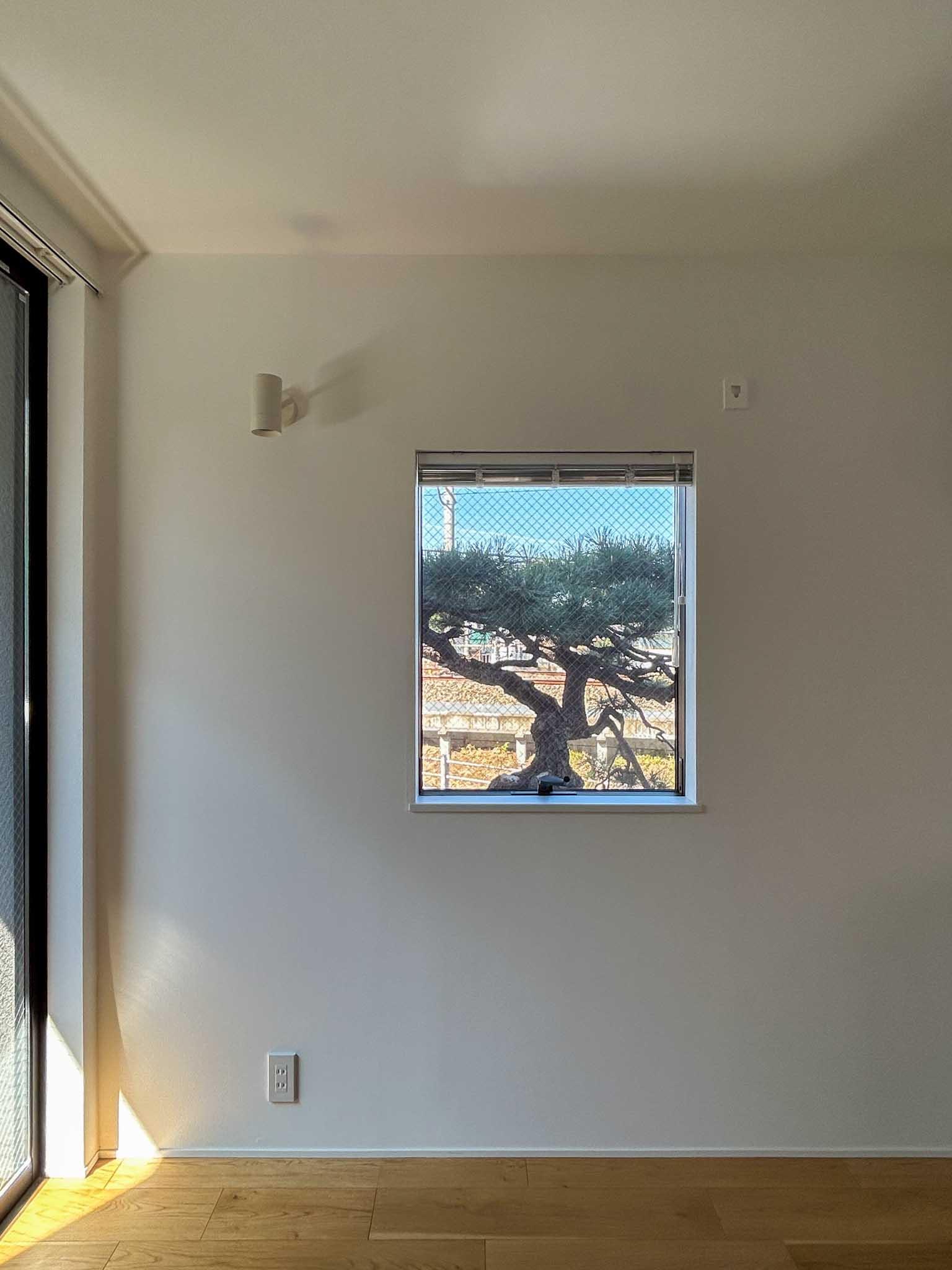 世田谷区奥沢の賃貸物件/北側の窓をみる。まるで額縁にいれた絵のよう