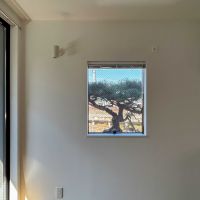 世田谷区奥沢の賃貸物件/北側の窓をみる。まるで額縁にいれた絵のよう