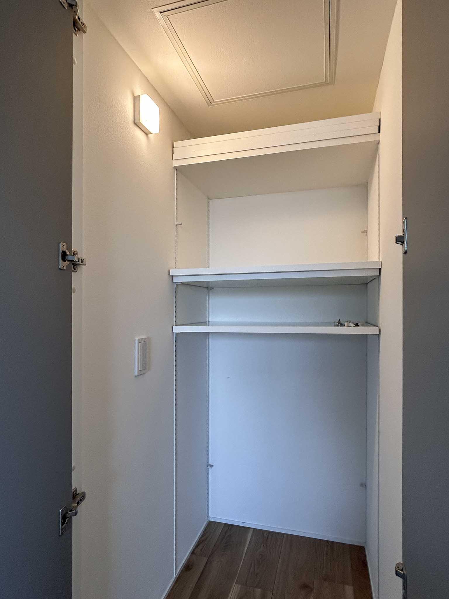 世田谷区奥沢の賃貸物件/掃き出し窓の横にある可動棚