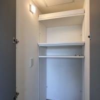 世田谷区奥沢の賃貸物件/掃き出し窓の横にある可動棚