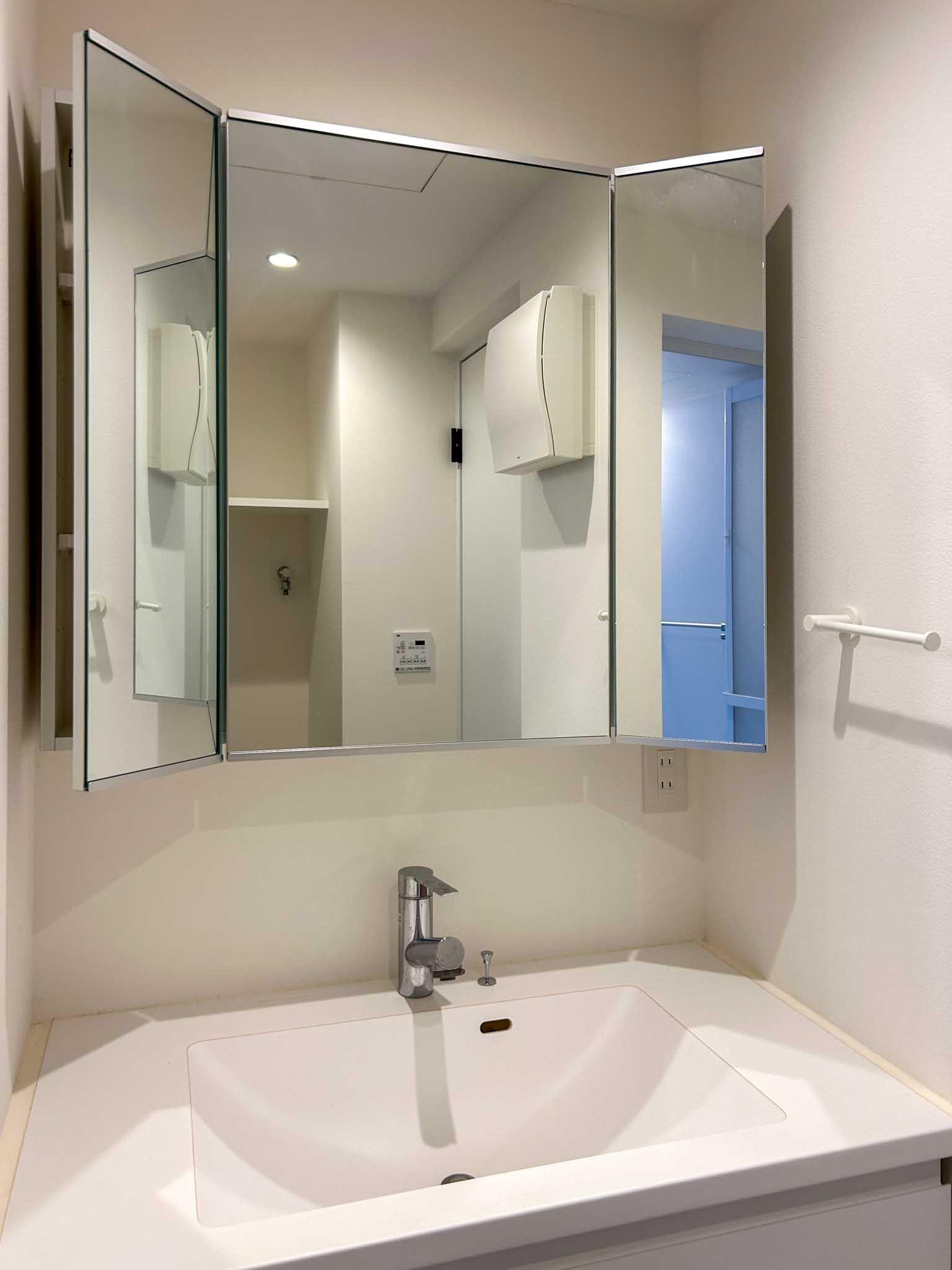 世田谷区奥沢の賃貸物件/三面鏡。三枚の鏡の裏は収納になっています