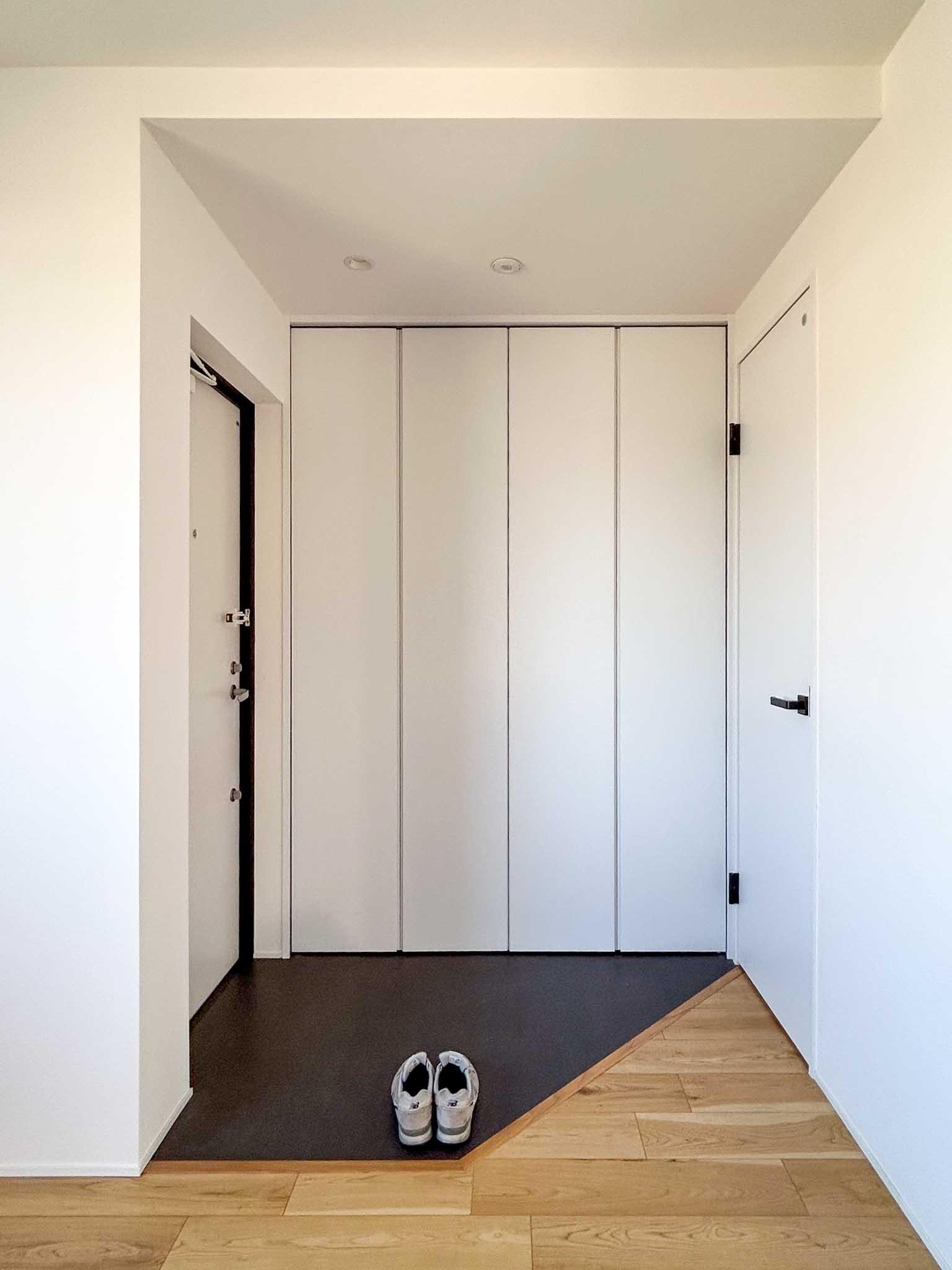 世田谷区奥沢の賃貸物件/玄関。画面右にトイレ