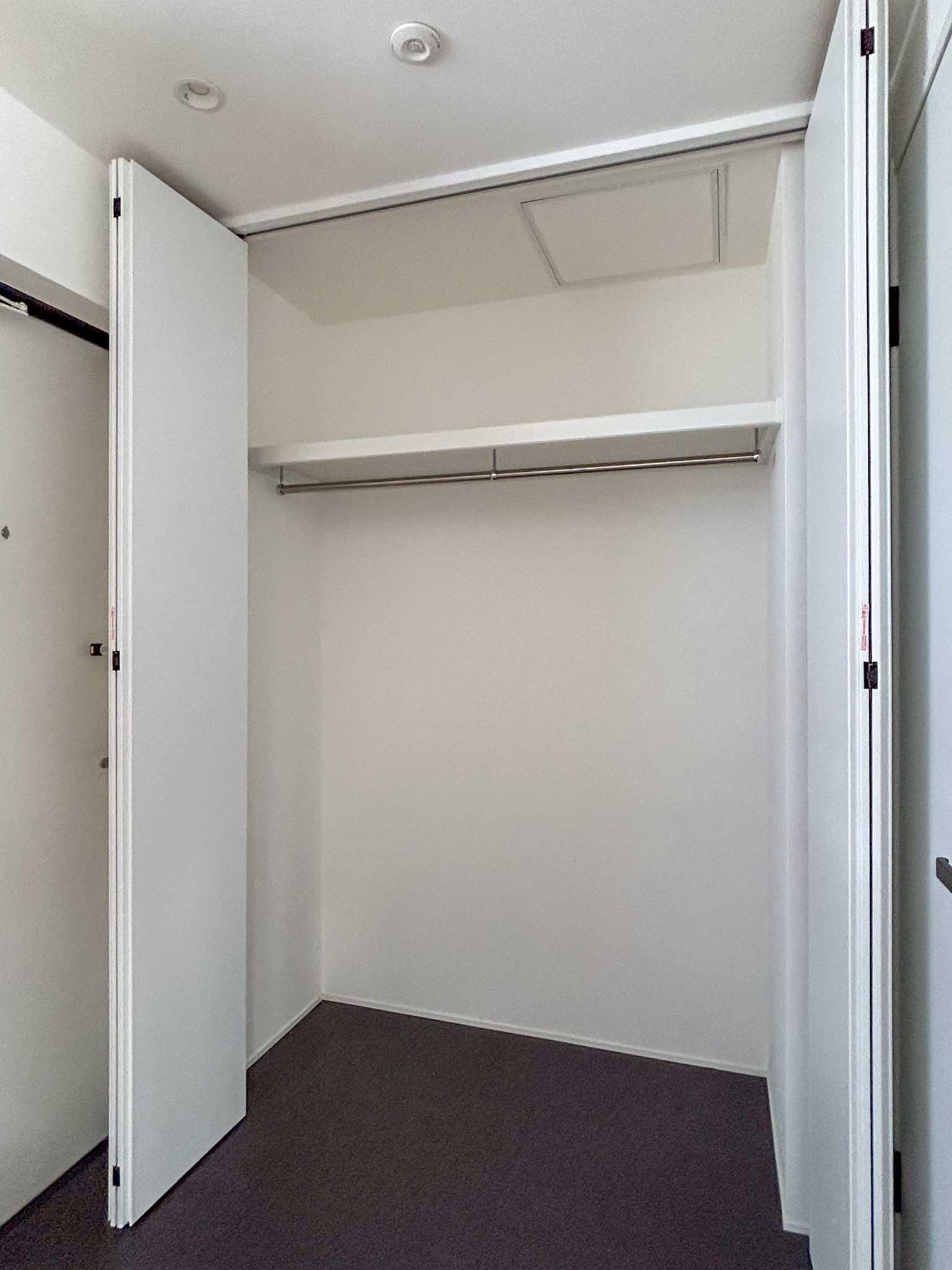 世田谷区奥沢の賃貸物件/玄関横に大きめのクローゼット。足元に靴を収納するイメージ