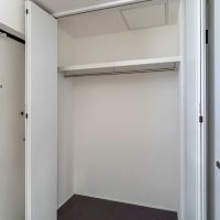 世田谷区奥沢の賃貸物件/玄関横に大きめのクローゼット。足元に靴を収納するイメージ