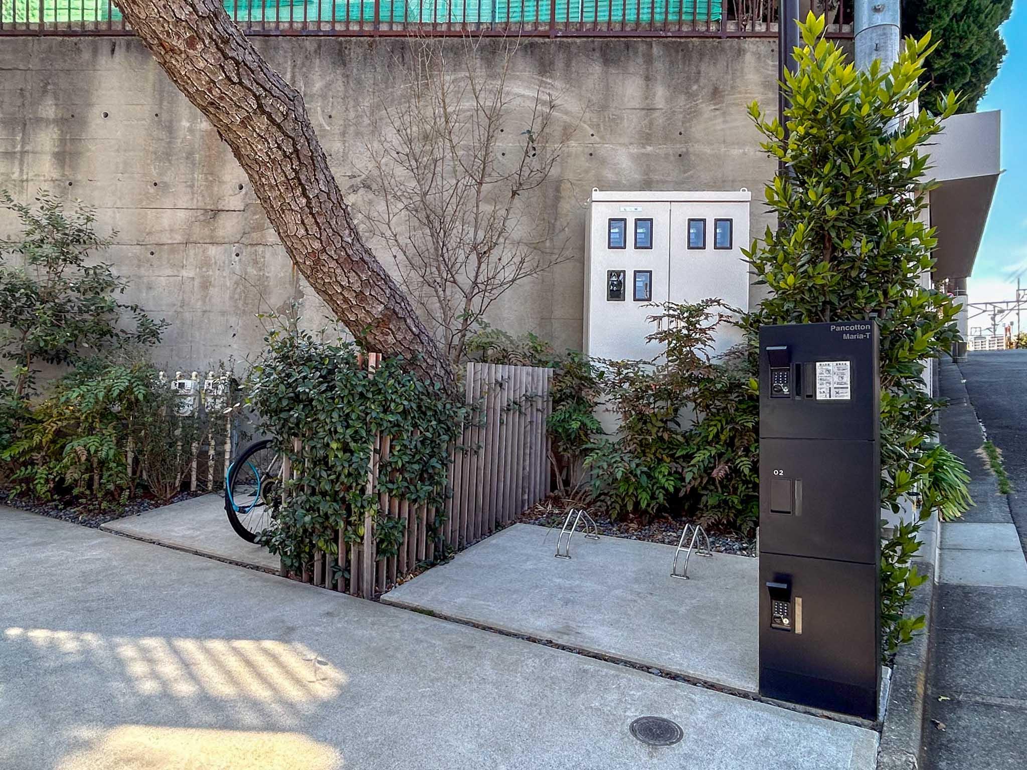 世田谷区奥沢の賃貸物件/松の根本あたりに、駐輪場と宅配ボックスがあります