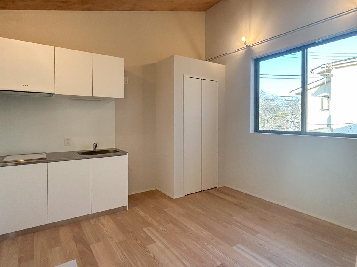 杉並区高井戸東の賃貸物件/【C号室】窓の先はお隣さんの住居ですが、窓が高い位置にあるため、開けた空が見えてきます