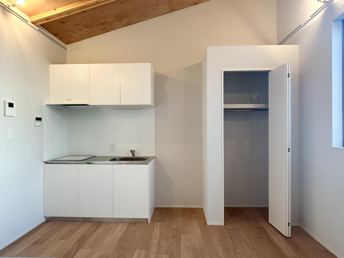 杉並区高井戸東の賃貸物件/【C号室】キッチンの横にクローゼットが配置されています。