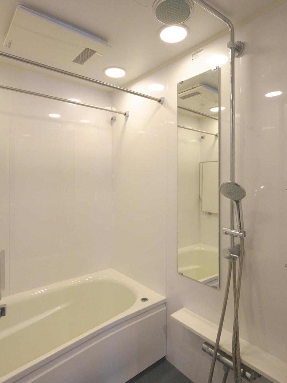 三鷹市下連雀の賃貸物件/浴室。レインシャワー、追いだき、浴室乾燥機が付いています