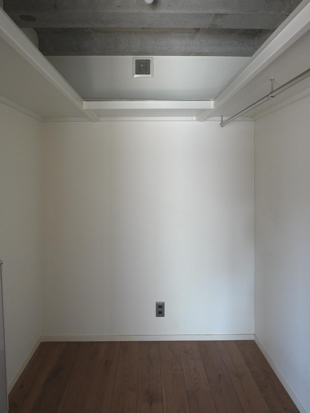 三鷹市下連雀の賃貸物件/ウォークインクローゼット。衣類はここへ、まとめて収納できますね