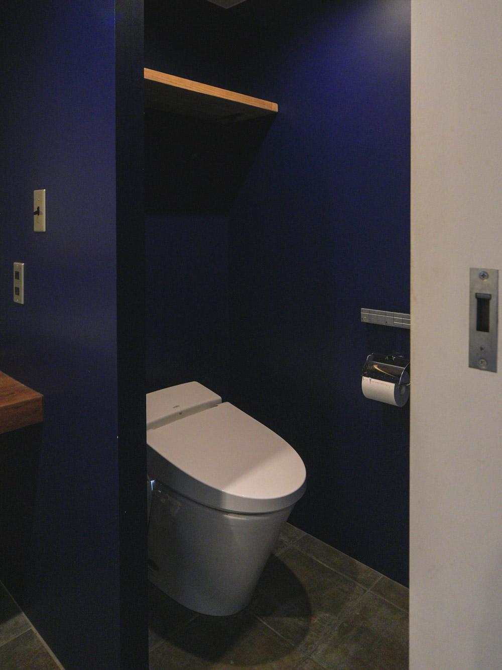 三鷹市下連雀の賃貸物件/脱衣洗面所の脇にウォシュレット付きトイレ。扉は付いていません（居室と脱衣洗面所は扉で仕切れます）