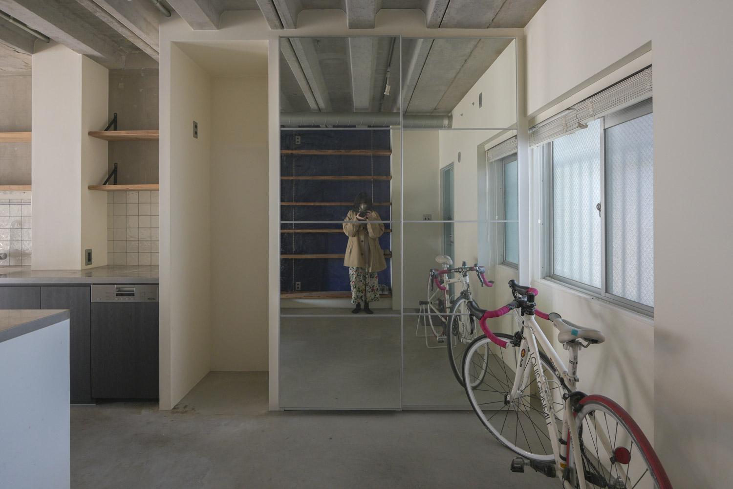 三鷹市下連雀の賃貸物件/反対側に、大きな鏡扉の収納棚