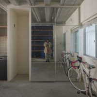 三鷹市下連雀の賃貸物件/反対側に、大きな鏡扉の収納棚