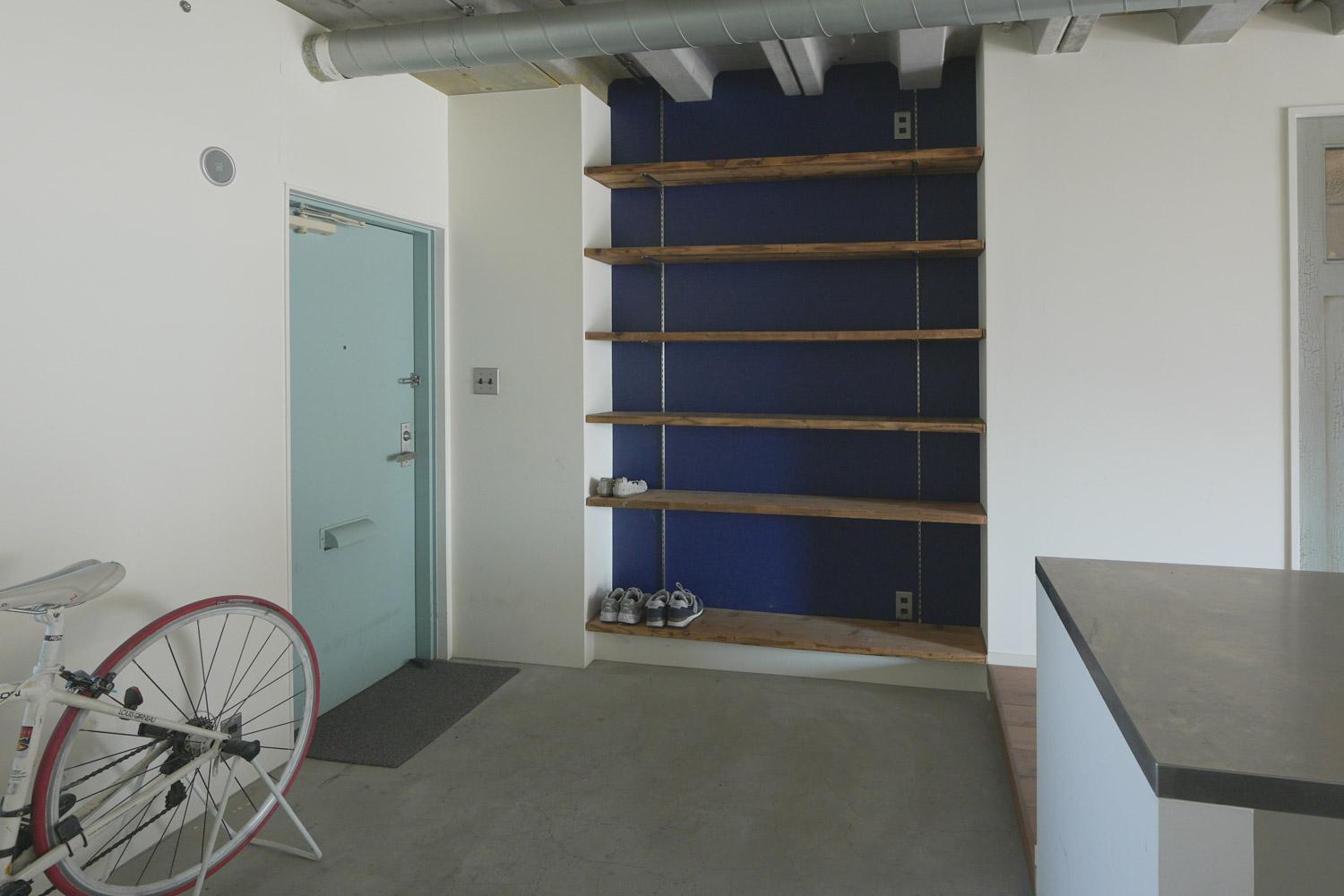 三鷹市下連雀の賃貸物件/玄関から広がる土間スペース。靴棚は容量たっぷり