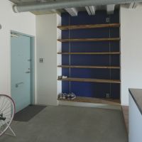 三鷹市下連雀の賃貸物件/玄関から広がる土間スペース。靴棚は容量たっぷり