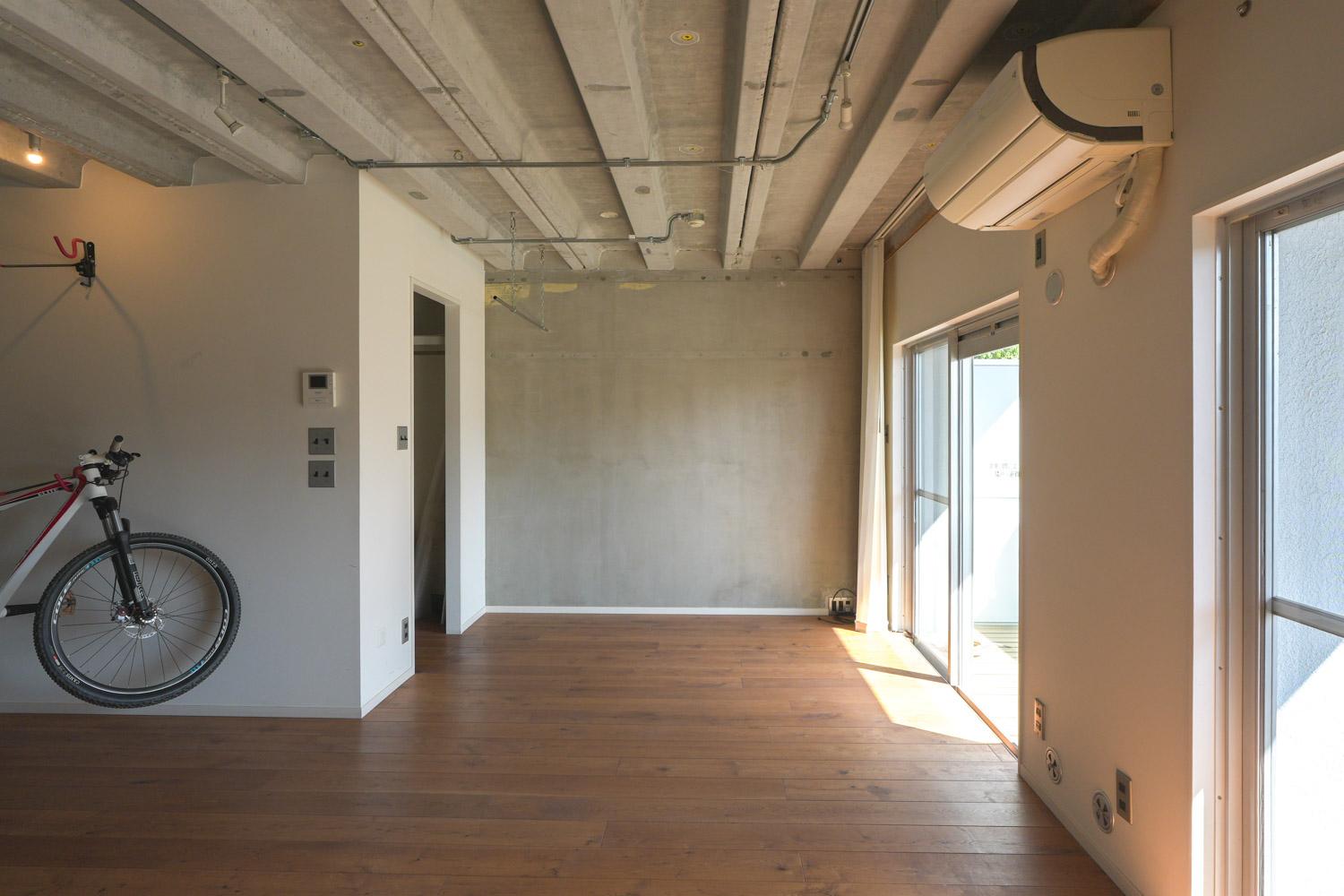 三鷹市下連雀の賃貸物件/窓際の奥行きあるスペース。ベッドやソファを置くイメージでしょうか