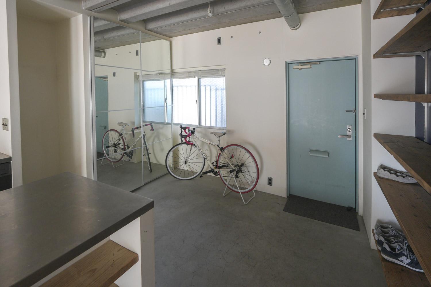 三鷹市下連雀の賃貸物件/玄関は広い土間になっており、自転車やベビーカーなども置くことが可能