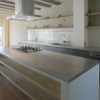 三鷹市下連雀の賃貸物件/キッチンはガスコンロ3口、グリル、食洗機付き。指定のカートリッジを購入すれば、蛇口から電解水素水が出るようになるそう