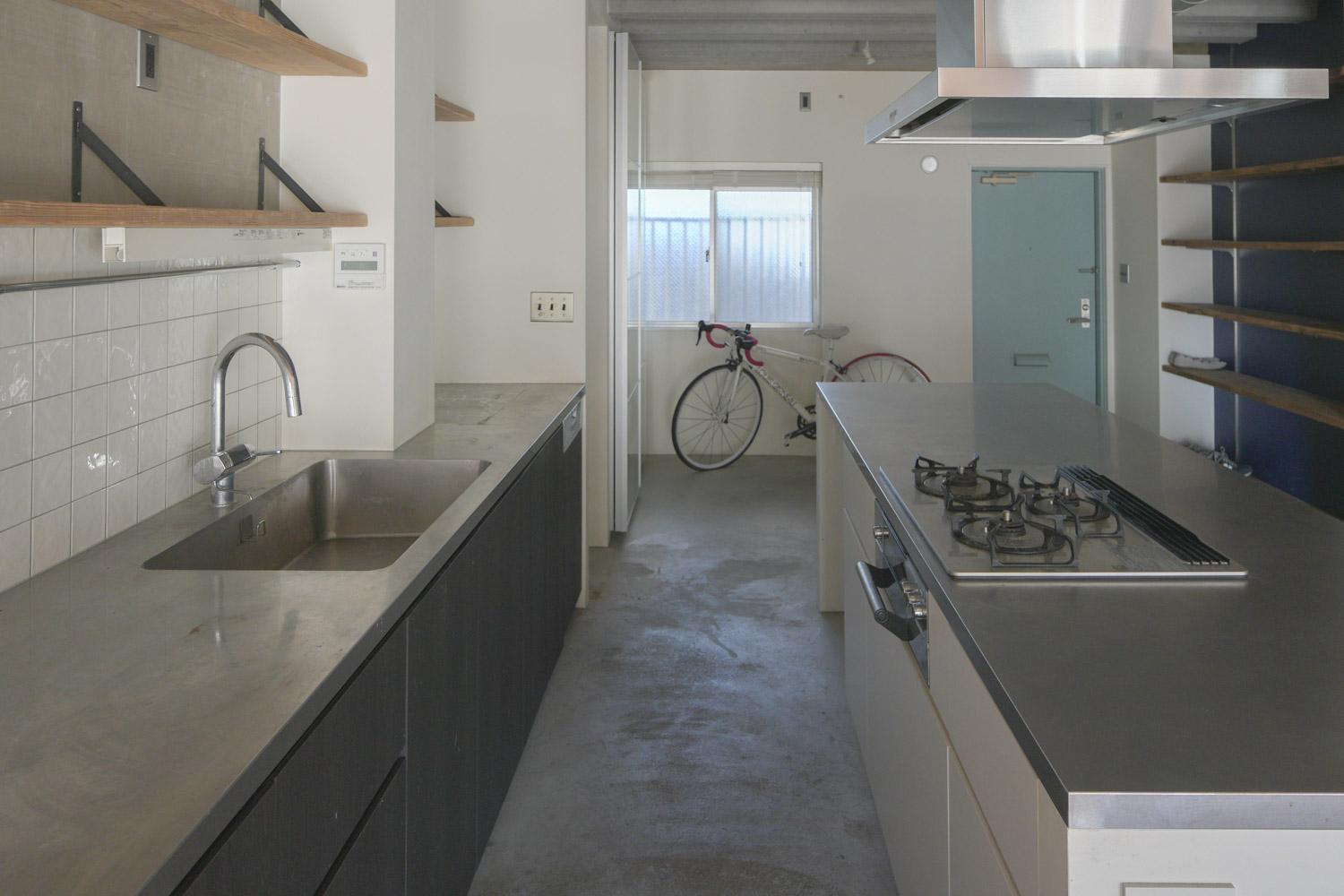 三鷹市下連雀の賃貸物件/掃除のしやすいモルタル床が、玄関からキッチンまで続いている