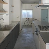 三鷹市下連雀の賃貸物件/掃除のしやすいモルタル床が、玄関からキッチンまで続いている