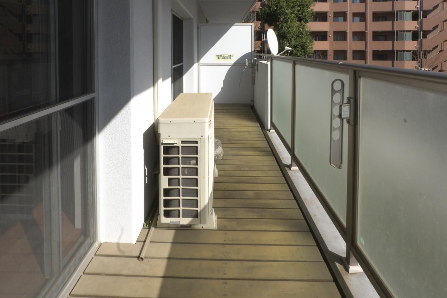 三鷹市下連雀の賃貸物件/ウッドデッキの敷かれたベランダ。洗濯物がすぐに乾きそうな日当たり