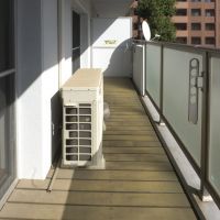 三鷹市下連雀の賃貸物件/ウッドデッキの敷かれたベランダ。洗濯物がすぐに乾きそうな日当たり