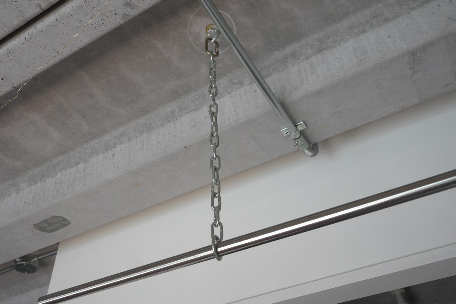 三鷹市下連雀の賃貸物件/躯体現しの天井には複数のフック穴。物干し竿やハンモックなどが設置可能