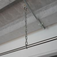 三鷹市下連雀の賃貸物件/躯体現しの天井には複数のフック穴。物干し竿やハンモックなどが設置可能