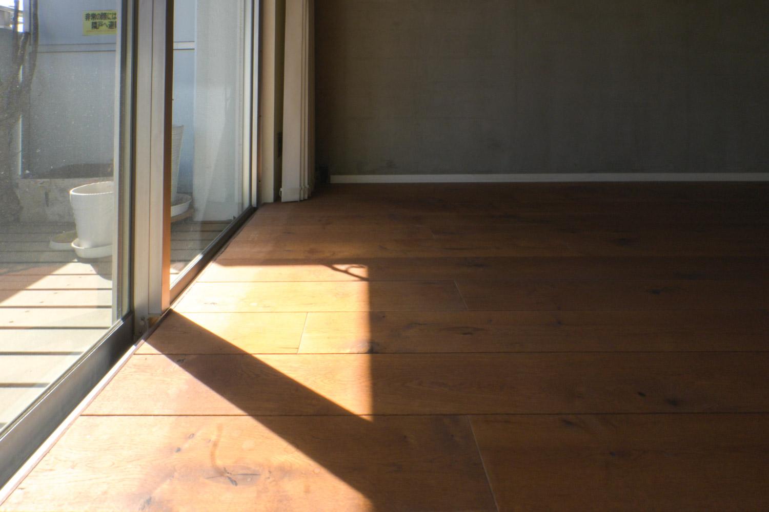 三鷹市下連雀の賃貸物件/無垢フローリングも経年で色味が育っている。引き渡し前に、オイルを塗ってメンテナンスを入れる予定