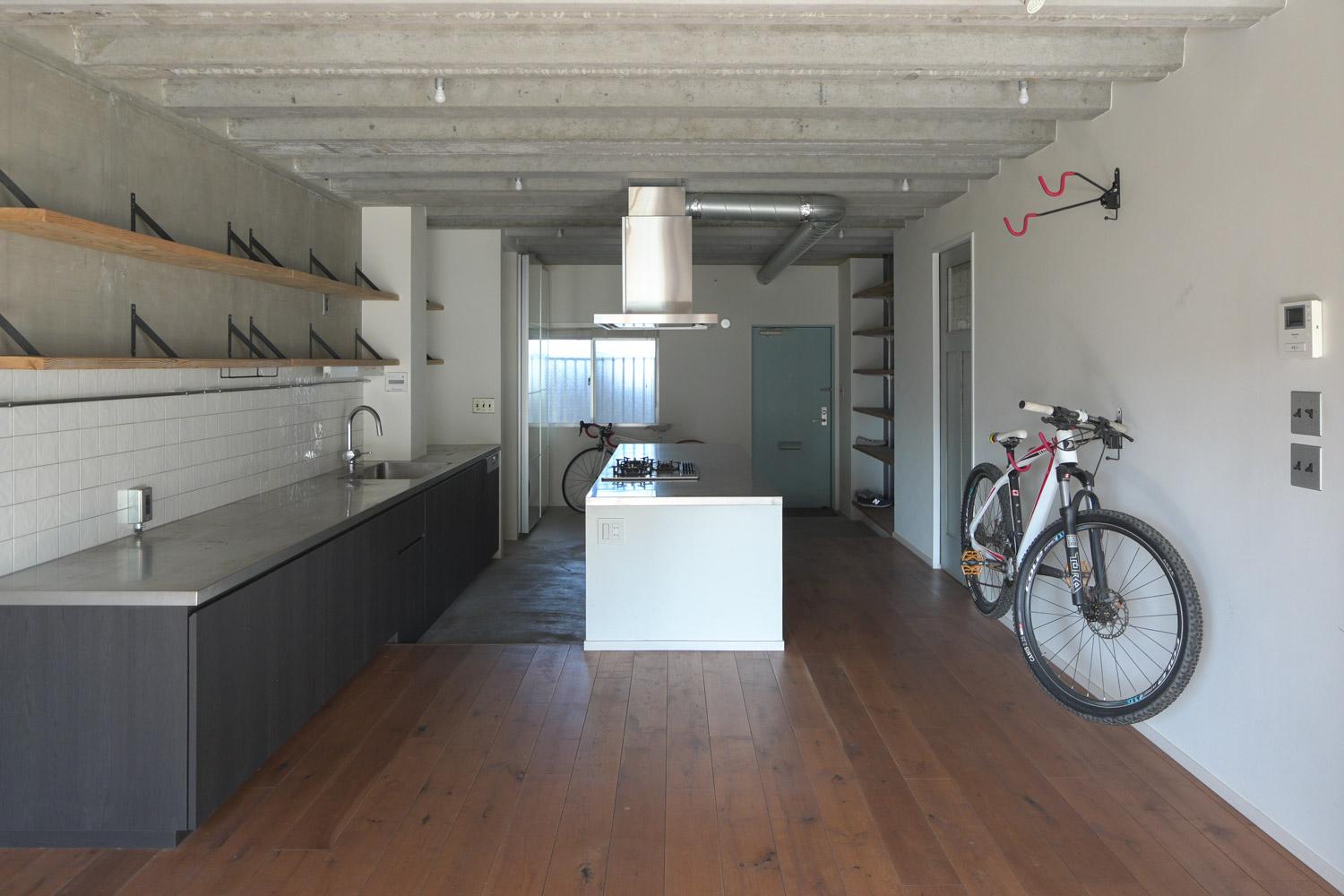 三鷹市下連雀の賃貸物件/大家さんが暮らしていた頃は、カウンター脇（画面中央）にダイニングテーブルを置いていたそう。壁には自転車用のハンガースタンド（2台分）が設置されている