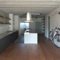 三鷹市下連雀の賃貸物件/大家さんが暮らしていた頃は、カウンター脇（画面中央）にダイニングテーブルを置いていたそう。壁には自転車用のハンガースタンド（2台分）が設置されている