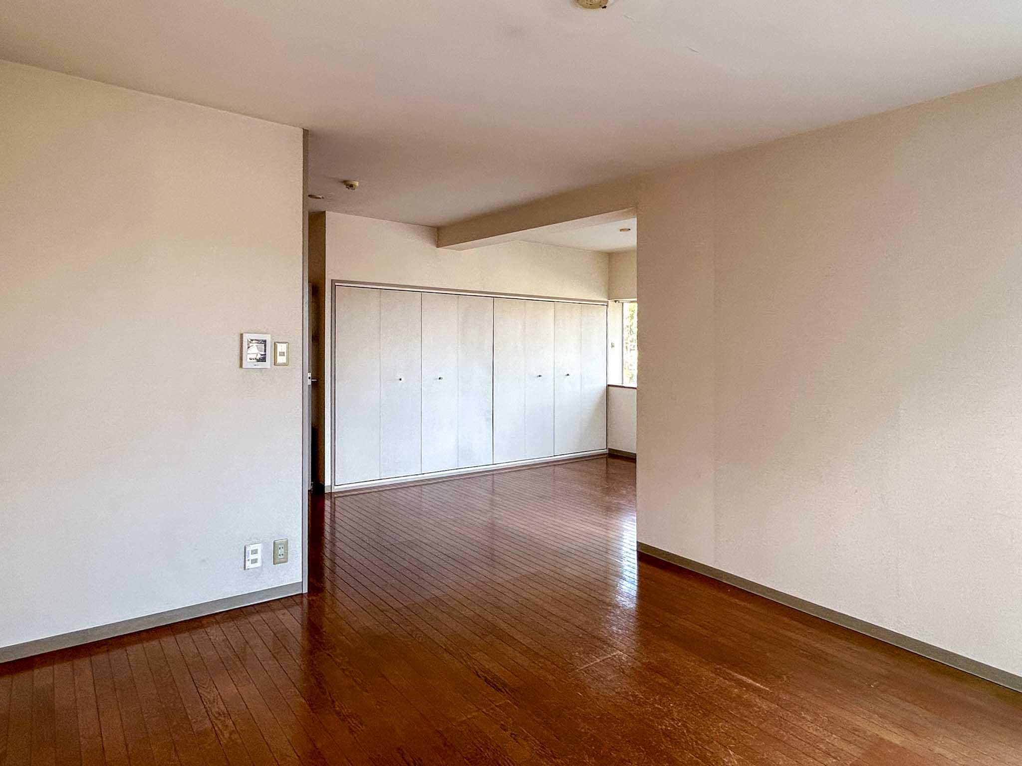 横浜市青葉区もえぎ野の賃貸物件/リビング。食事の場とくつろぎの場をゆるく分けられる、雁行した形