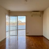 横浜市青葉区もえぎ野の賃貸物件/リビング南側のスペース。コーナー窓がいい感じ