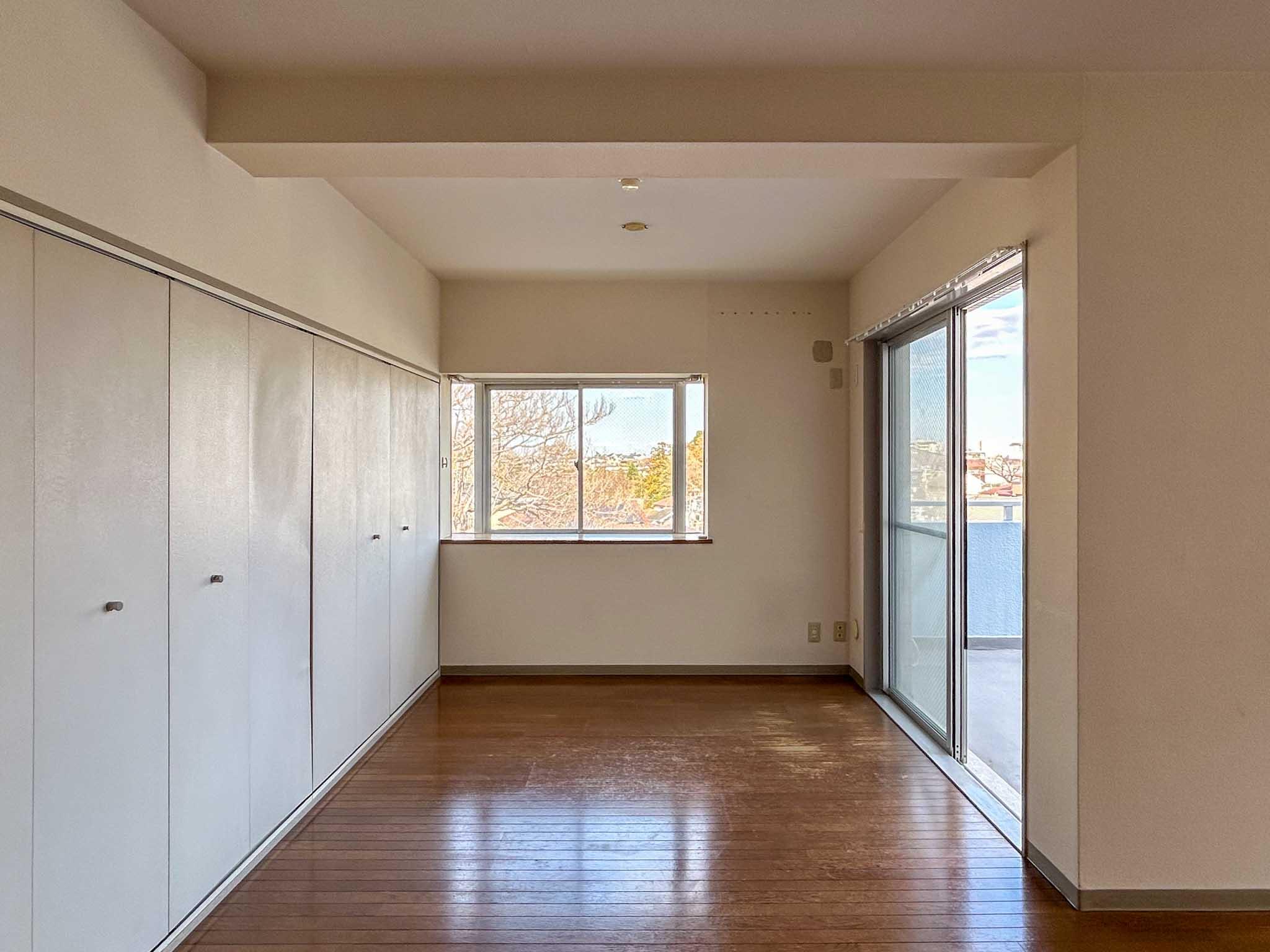 横浜市青葉区もえぎ野の賃貸物件/リビング東側のスペース。二面採光で明るさは十分