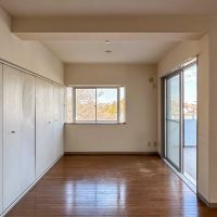 横浜市青葉区もえぎ野の賃貸物件/リビング東側のスペース。二面採光で明るさは十分