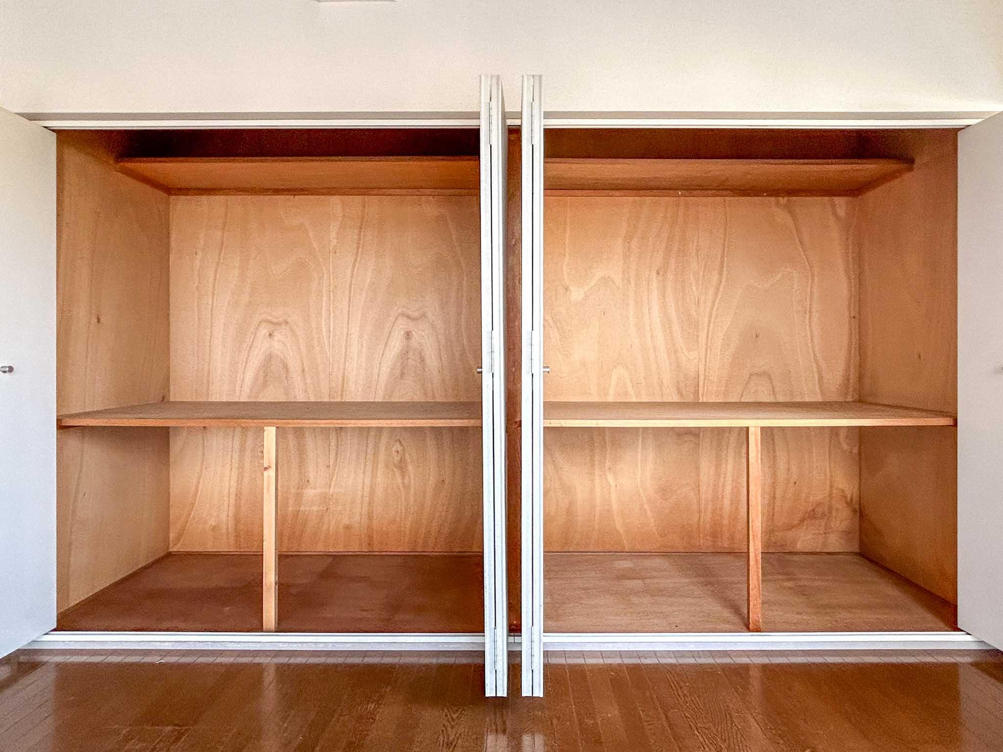 横浜市青葉区もえぎ野の賃貸物件/リビングの押し入れ。奥行きがあるので、たっぷり物が仕舞えます