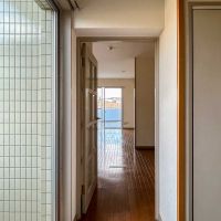 横浜市青葉区もえぎ野の賃貸物件/玄関前からリビングの方をみる