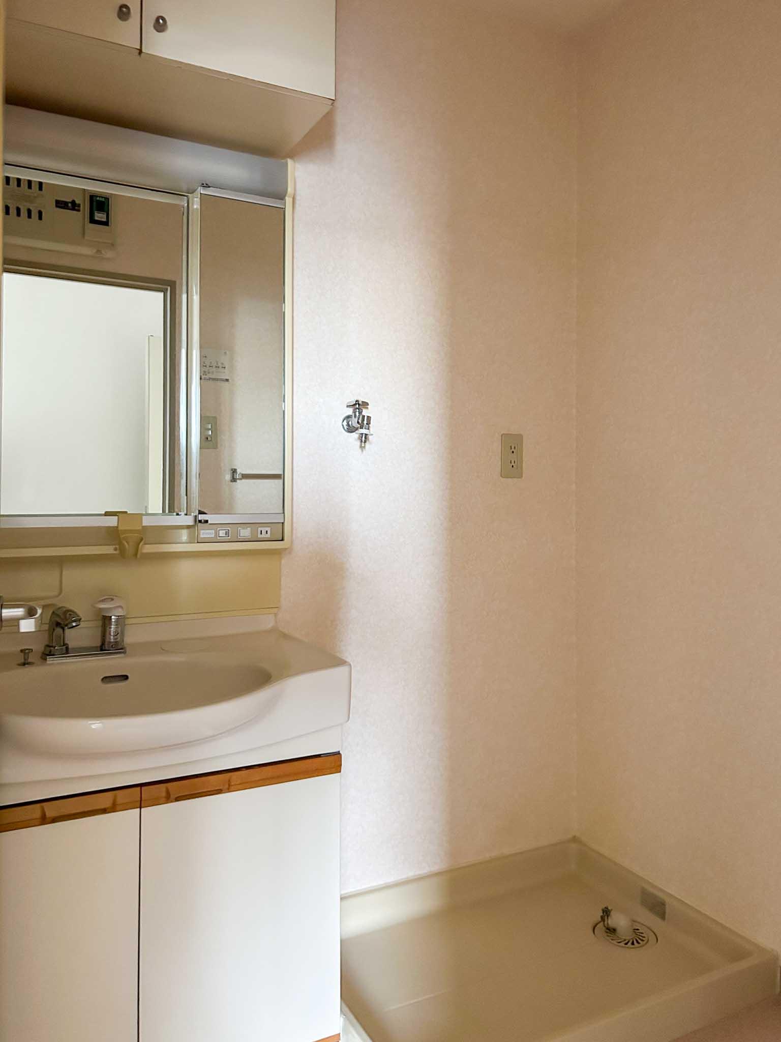 横浜市青葉区もえぎ野の賃貸物件/洗面脱衣室。水回りはひと昔前の仕様