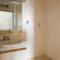 横浜市青葉区もえぎ野の賃貸物件/洗面脱衣室。水回りはひと昔前の仕様