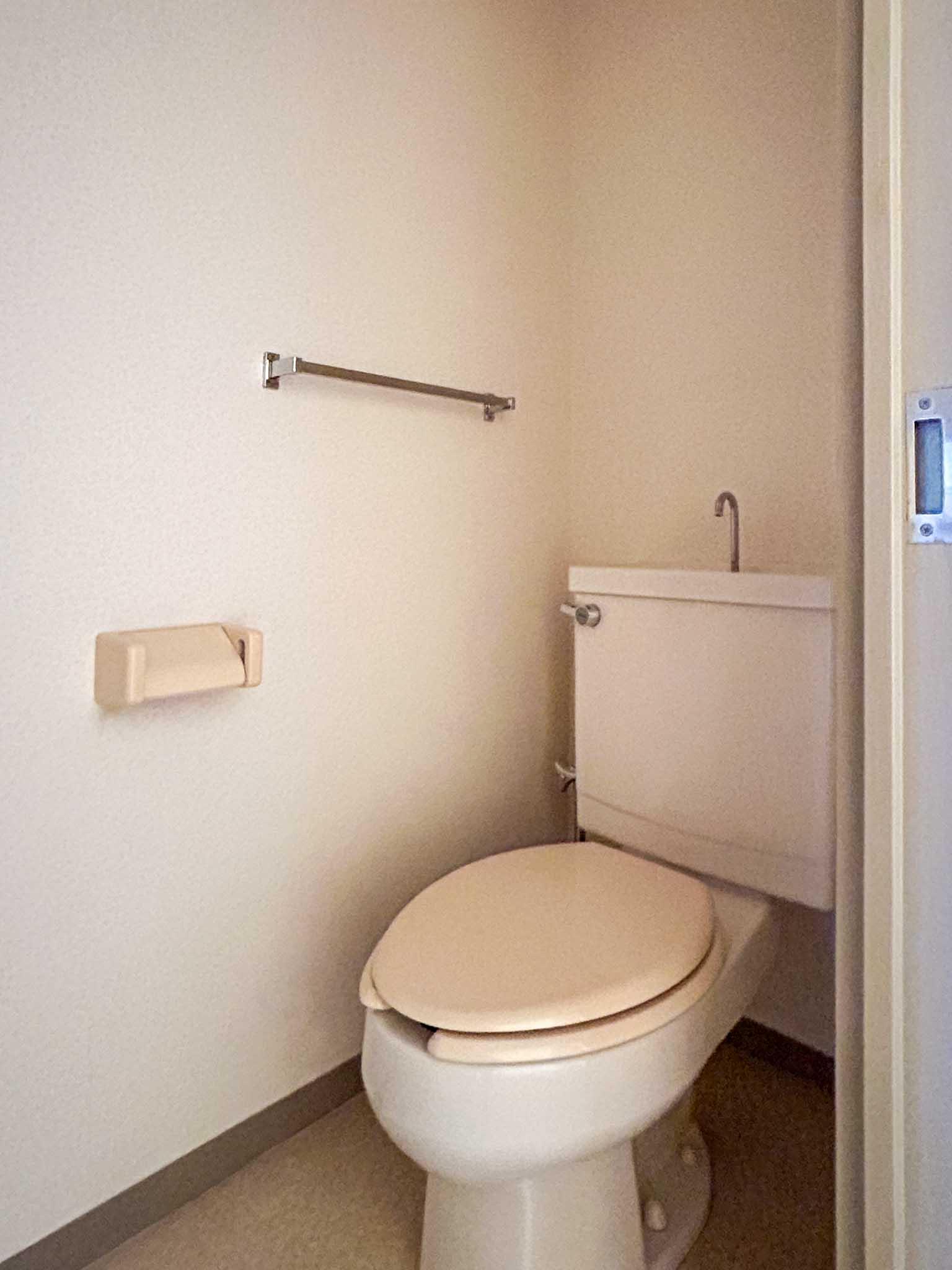 横浜市青葉区もえぎ野の賃貸物件/トイレ。奥にコンセントがあるため、借主負担でウォシュレットを設置することは可能