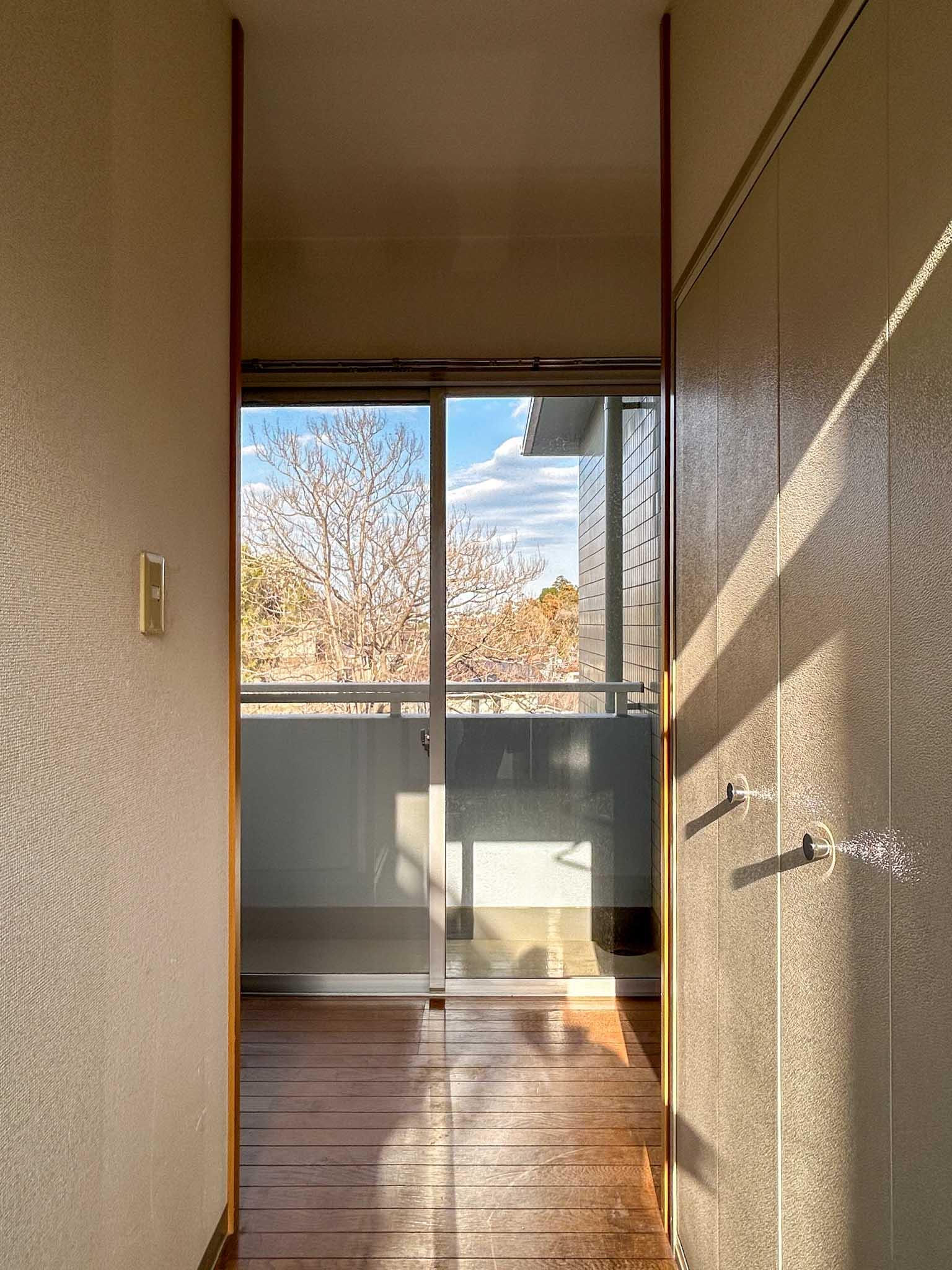 横浜市青葉区もえぎ野の賃貸物件/玄関から入ってすぐ、視線の先に広がるのどかな景色